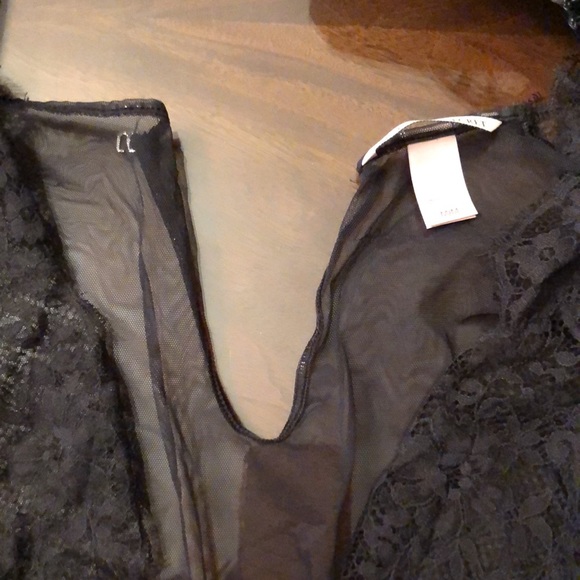 Elegant Black Lace Bodysuit - Picture 4 of 4